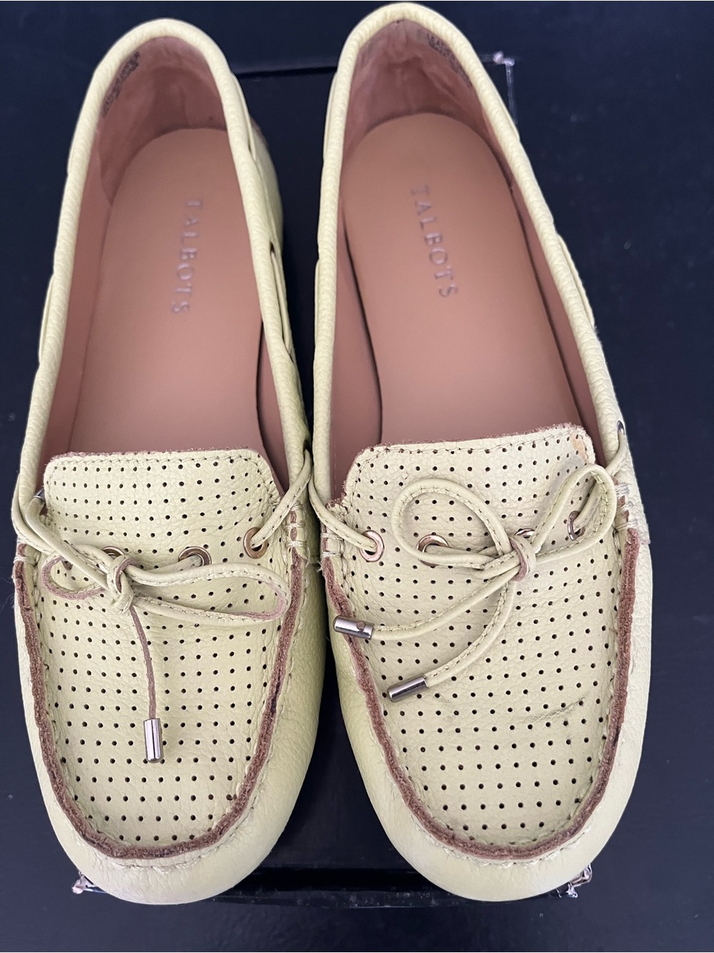Talbots Pale Lime Perforated Leather Driving Loafers Like New in Box Size 8
